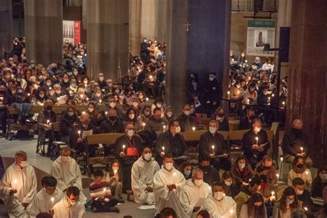 La basílica de la Sagrada Familia reúne cerca de dos mil personas en la