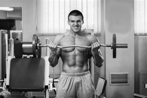 Hombre Muscular En El Gimnasio Que Realiza El Ejercicio Imagen De