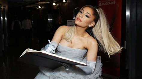 Ariana Grande shows off her rarely-seen natural curls - ABC News