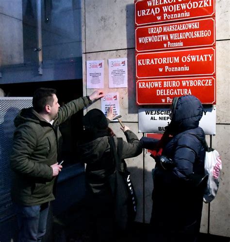 Protest W Obronie Edukacji Demonstruj Cy Pod Drzwiami Kuratorium