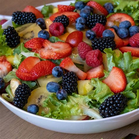 Cómo preparar y aliñar una ensalada con frutas irresistible los trucos