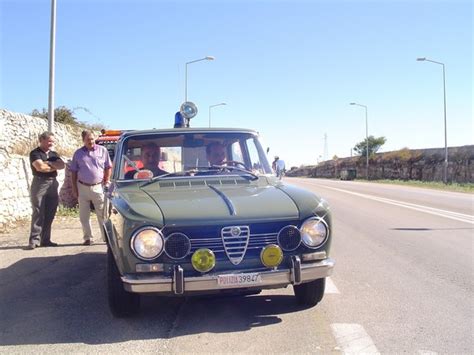 Sfila Anche Una Giulia Del Con La Livrea Della Polizia