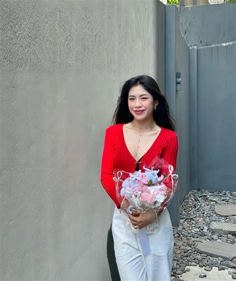 Gu ăn mặc trái ngược của các hot girl bóng đá Lifestyle ZNEWS VN