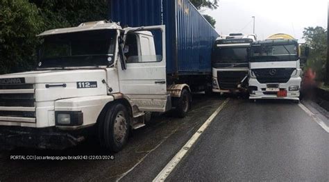 Engavetamento envolvendo três carretas provoca congestionamento na