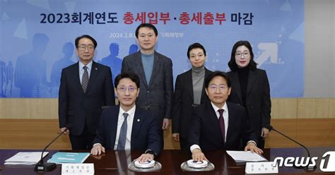 세금 덜 걷히니 결국 쓸 돈도 안 쓴 정부지자체 재정악화 전망