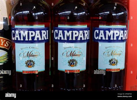 Tyumen, Russland - 17. März 2023: Campari Likör im Geschäft. Erfunden ...