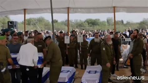 I Funerali Della Famiglia Kutz Sterminata Nel Kibbutz Kfar Aza