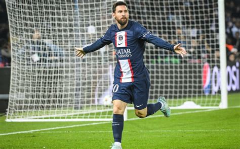 Psg Messi Regala A Neymar Il Trofeo Speciale Ricevuto Da Al Khela Fi