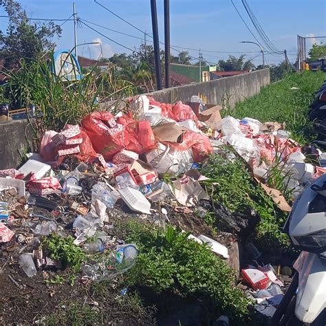 Warga Keluhkan Sampah Yang Menumpuk Didepan Gor Ruteng