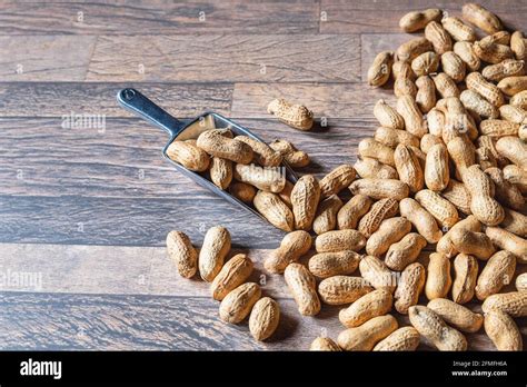 Peanuts in shell Stock Photo - Alamy