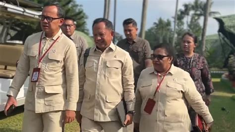 Kompak Para Menteri Pakai Baju Safari Khas Prabowo Saat Retreat Di