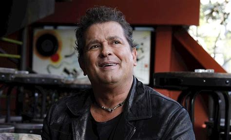 Carlos Vives Se Une A Mau Y Ricky Para Lanzar Besos En Cualquier