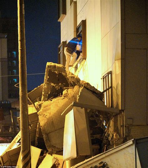 Hotel Collapses After 64 Magnitude Earthquake In Taiwan Daily Mail