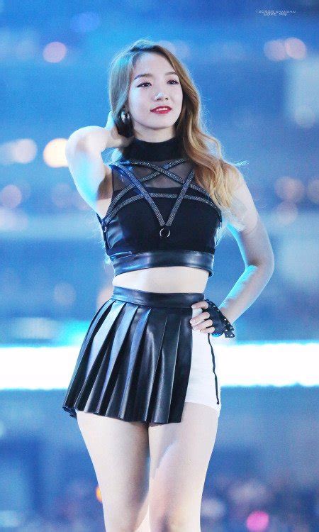 7 Hot Sexy Mei Qi Bikini Pics