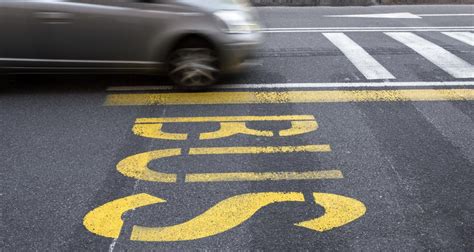 Une amende pour avoir roulé sur la voie réservé aux bus l