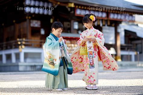 七五三のお参りをする日本人の兄弟の写真素材 [194834312] イメージマート