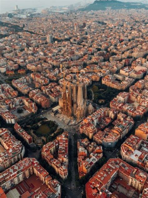 Cidade Catalã Conhecida Pela Arquitetura E Futebol