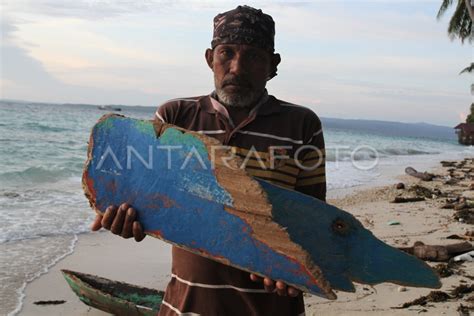 Belasan Perahu Nelayan Hilang Terseret Ombak Antara Foto