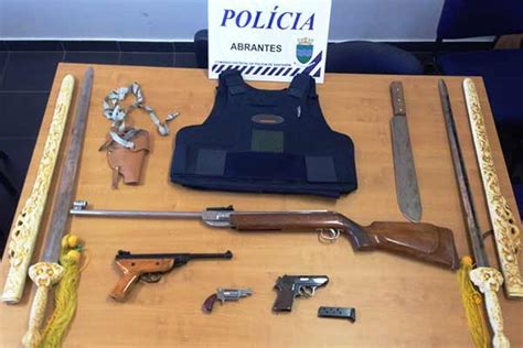 Mulher Detida Armas Em Seu Poder