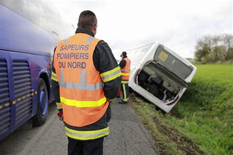 Accident dans le Nord Un bus scolaire se renverse dans le fossé avec