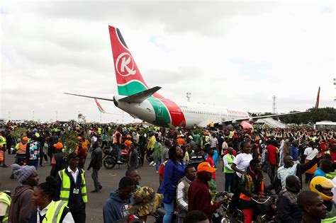 Mourners storm Kenyan airport to receive Odinga's body | Monitor