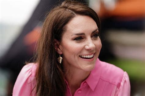 Kate Middleton Est Muito Doente E Tratamento Penoso Diz Autora