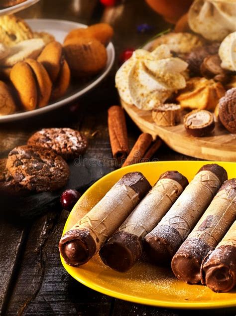 Comida Dulce De Las Galletas En Los Rollos Curruscantes De La Oblea Del