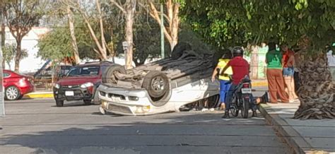 Aparatoso choque y volcadura solo hubo daños El Heraldo de San Luis