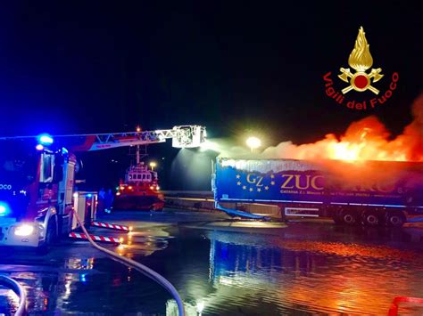 Incendio Al Porto Di Catania Intervento Dei Vigili Del Fuoco