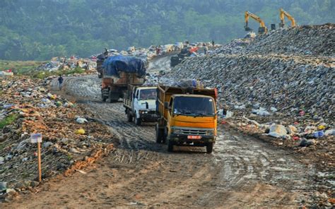 Puluhan Ton Sampah Diangkut Dari Tps Liar Di Cikarang Utara Bekasi