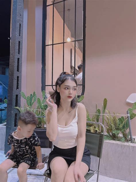 tuổi lấy chồng đẻ con vẫn xinh như hot girl mẹ Hà Nội ra đường ai cũng ngỡ gái còn son