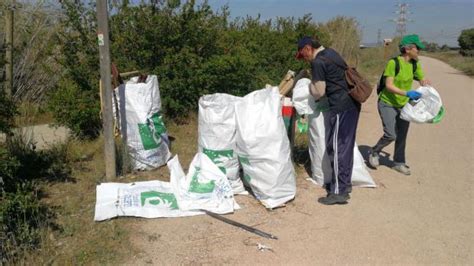 Campaña de limpieza en LHospitalet Voluntarios se unen a Lets Clean