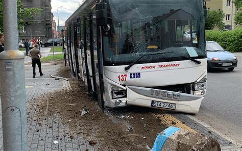 Zdjęcie 1 O krok od tragedii w Bytomiu Autobus zderzył się z taksówką