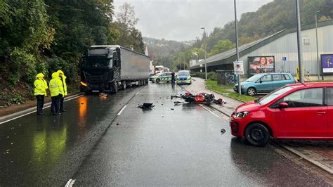 Lebensgefährlich verletzt Motorradfahrer rutscht in Lkw