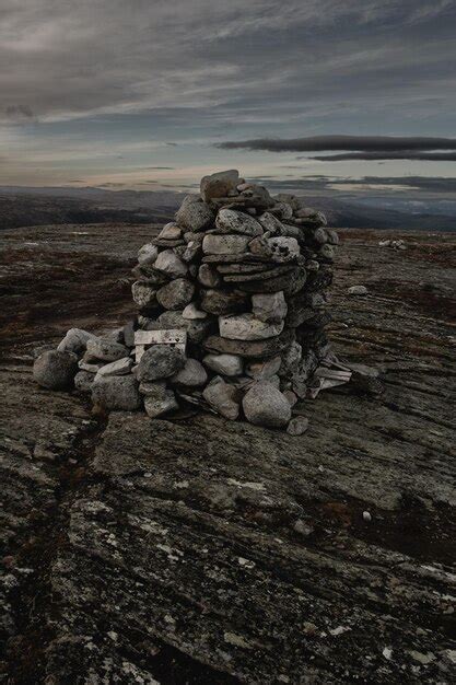 Moj N De Paisaje Oscuro Y Cambiante Pila De Piedras En La Cima De Una