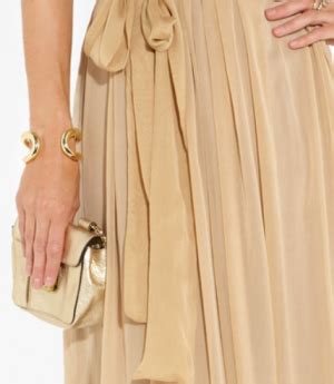 Cum Sa Porti Rochia Nude La Petrecerile De Sarbatori Divahair Ro