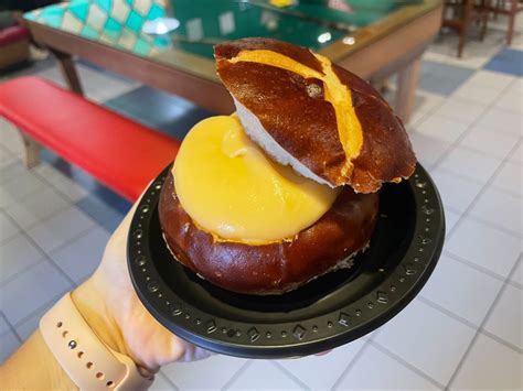 Review Dufftoberfest Beer And Pretzel Bowl With Cheese At Universal