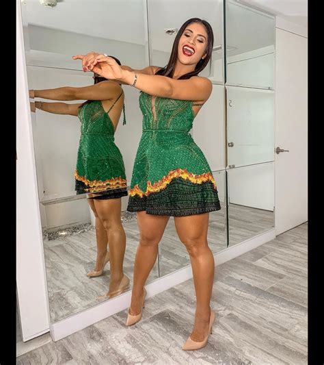 Foto Mileide Mihaile deixou pernas torneadas à mostra em look criado