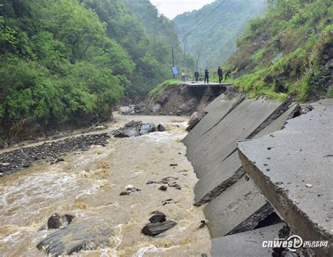 强降雨致陕西安康白河受灾 未接到人员伤亡报告组图