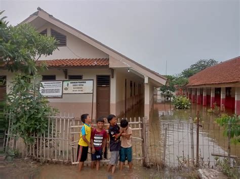 Sekolah Masih Terendam Banjir Siswa Di Karangligar Karawang Belajar Daring