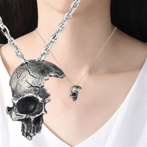 Köp billigt online 1 Piece Broken Damaged Half Face Skull Pendant