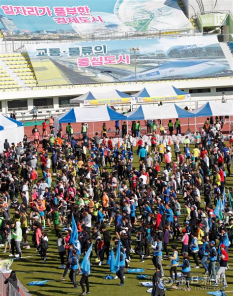 포토뉴스 `달리기 전 물 풀기부터`김천 전국마라톤 대회 성황 매일신문