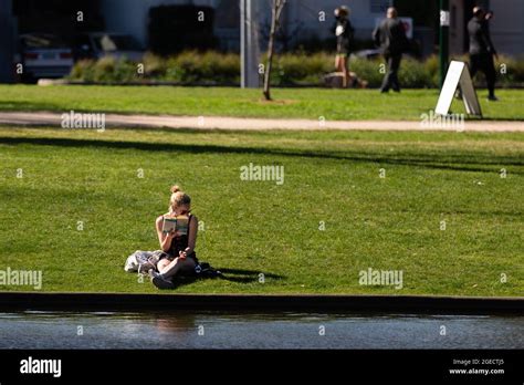 Melbourne Australia Settembre Una Donna Vista Leggere Un