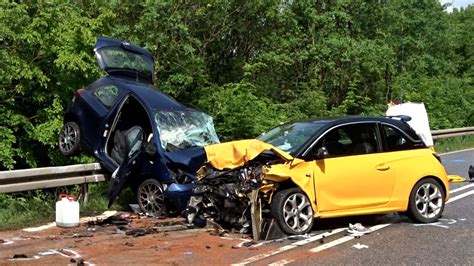 Tödlicher Unfall in Hessen Autofahrer gerät in Gegenverkehr Frau stirbt