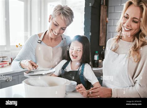 Famille Grand M Re Et Enfant Cuisant Ensemble Dans La Cuisine Pour