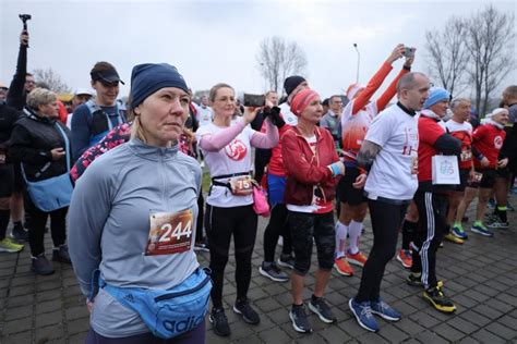 W Będzińskim Półmaratonie Niepodległości wystartowało aż 700 biegaczy