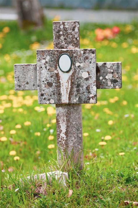 Christliches Grab Mit Steinkreuz Und Beerdigung In Einer Gr Nen Wiese