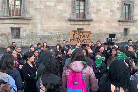 Protestan Feministas Otra Vez Afuera Del Palacio Nacional Amlo