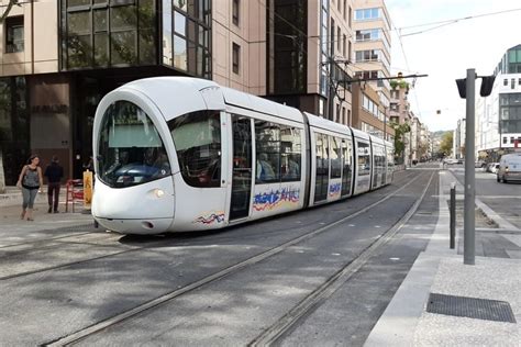 Vaulx En Velin Il S Accroche Au Tram En Marche Un Adolescent De