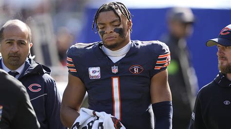 Chicago Bears QB Justin Fields Has Dislocated Thumb and Is Doubtful to ...